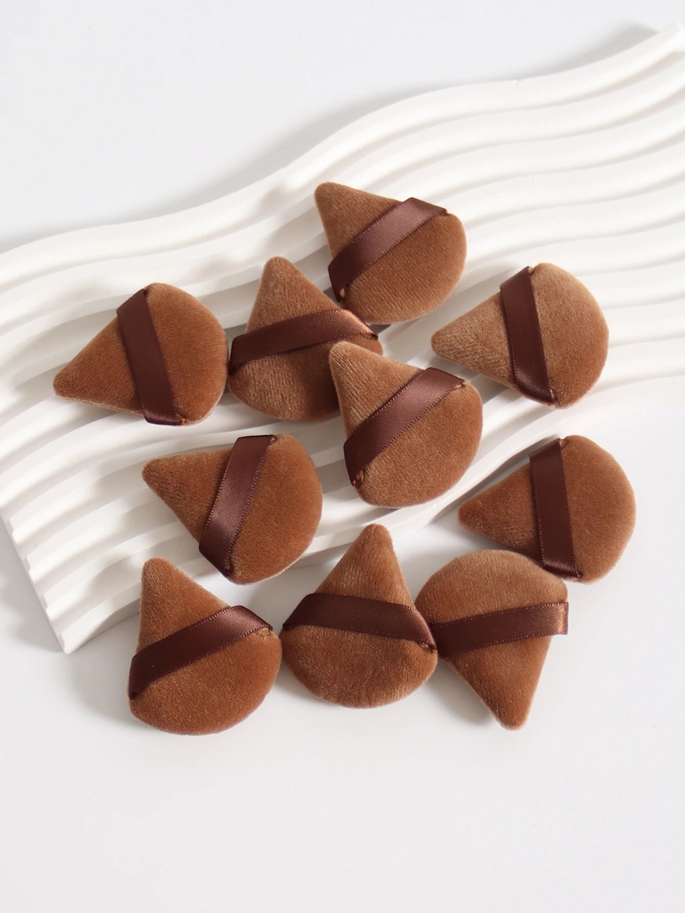 Mini Triangular Powder Puff 40-80Pcs, Apply Loose Powder by Gently Pressing It onto the Face to Achieve a Setting Effect