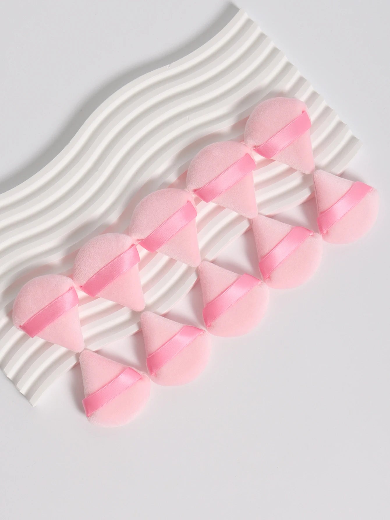 Mini Triangular Powder Puff 40-80Pcs, Apply Loose Powder by Gently Pressing It onto the Face to Achieve a Setting Effect