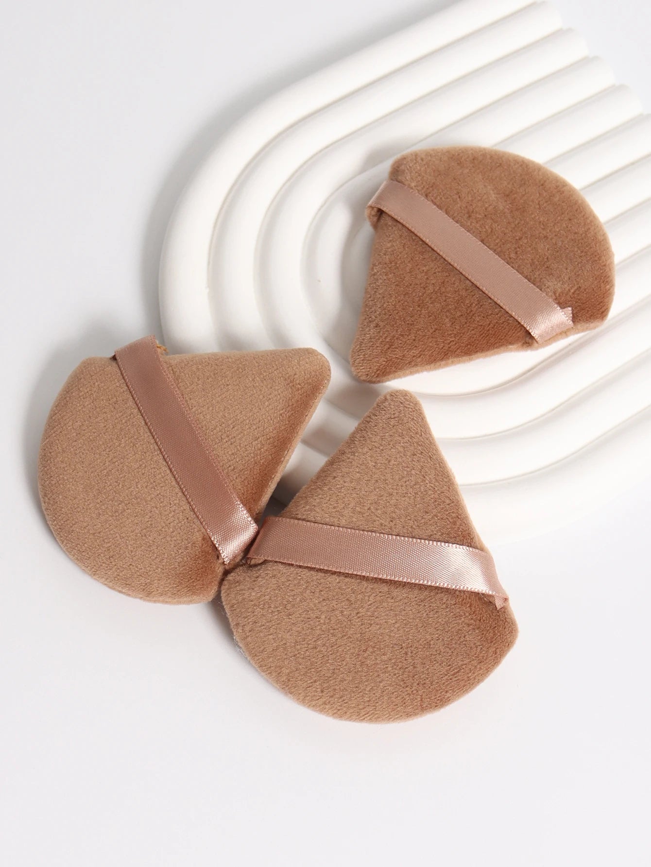 Triangular Powder Puff 20-40Pcs Is Used to Apply Loose Powder and Gently Press It onto the Face to Achieve a Setting Effect
