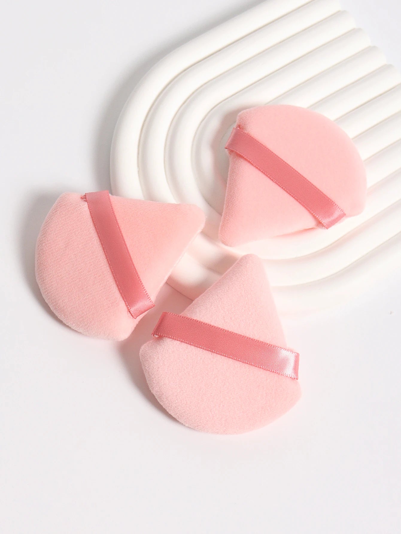 Triangular Powder Puff 20-40Pcs Is Used to Apply Loose Powder and Gently Press It onto the Face to Achieve a Setting Effect