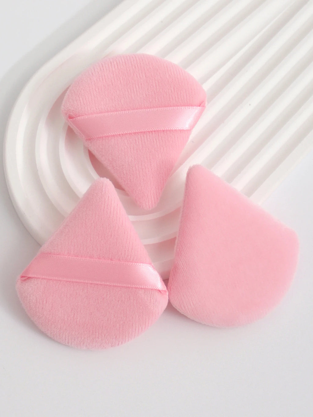 Triangular Powder Puff 20-40Pcs Is Used to Apply Loose Powder and Gently Press It onto the Face to Achieve a Setting Effect