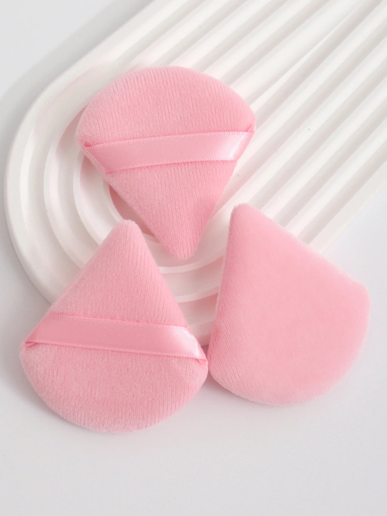 Triangular Powder Puff 20-40Pcs Is Used to Apply Loose Powder and Gently Press It onto the Face to Achieve a Setting Effect
