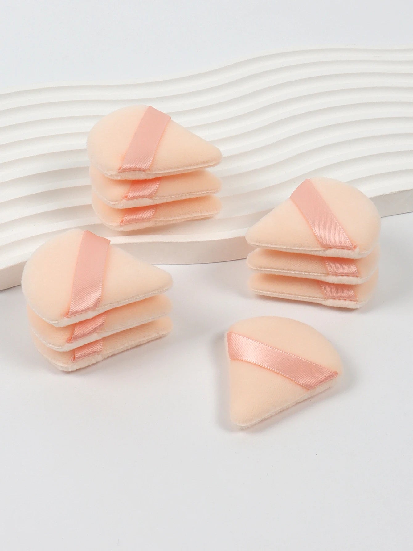 Mini Triangular Powder Puff 40-80Pcs, Apply Loose Powder by Gently Pressing It onto the Face to Achieve a Setting Effect