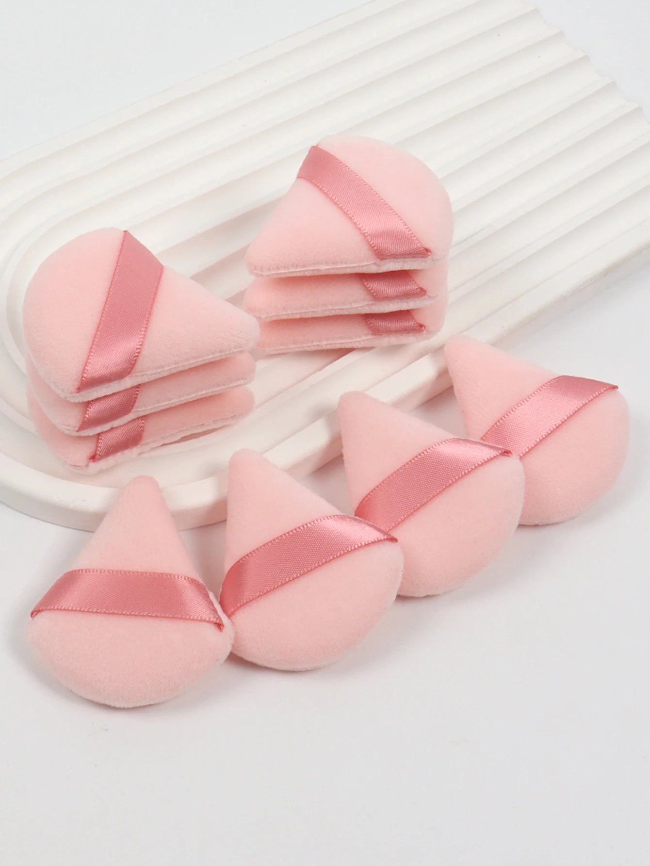 Mini Triangular Powder Puff 40-80Pcs, Apply Loose Powder by Gently Pressing It onto the Face to Achieve a Setting Effect