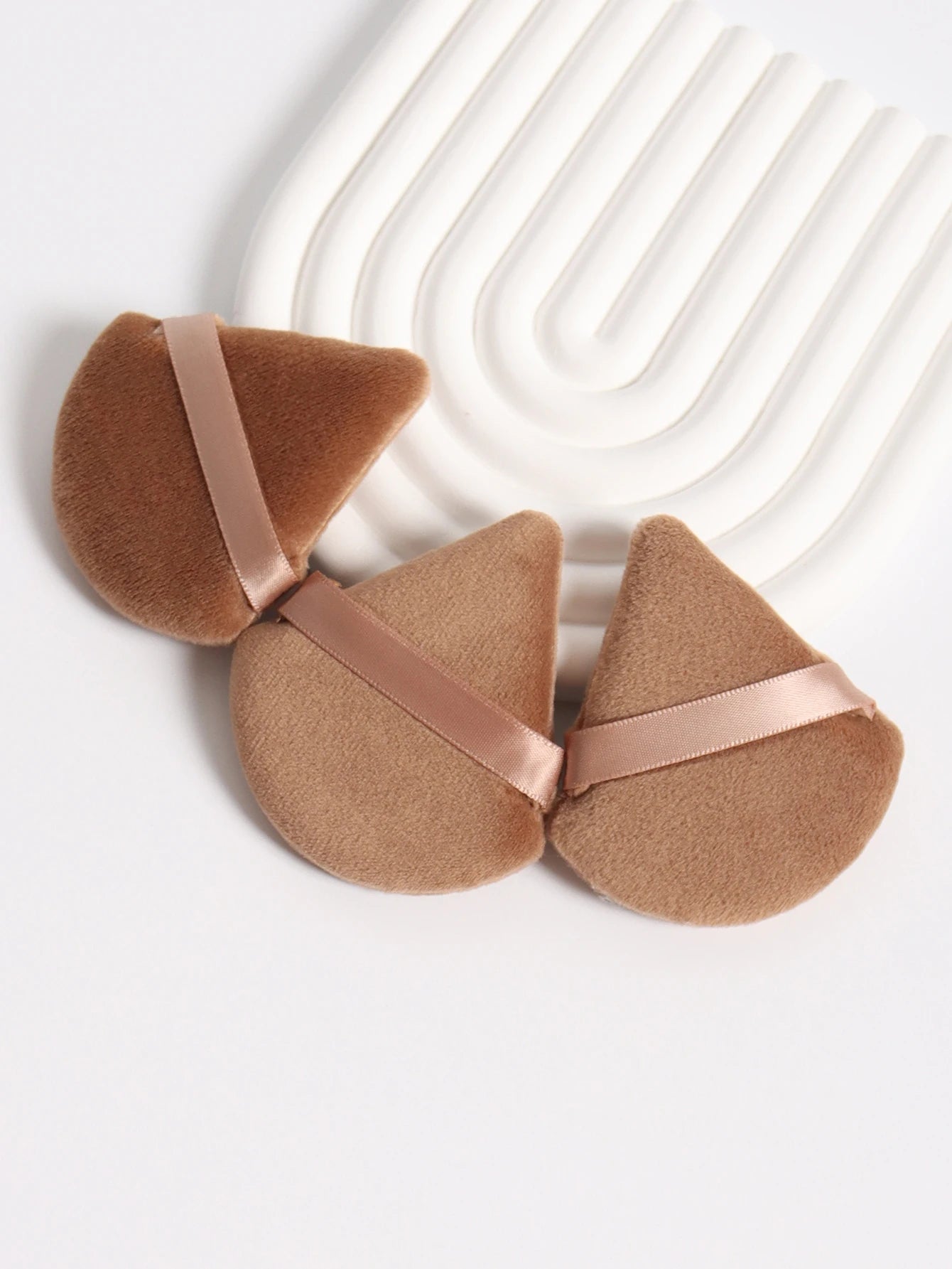 Triangular Powder Puff 20-40Pcs Is Used to Apply Loose Powder and Gently Press It onto the Face to Achieve a Setting Effect