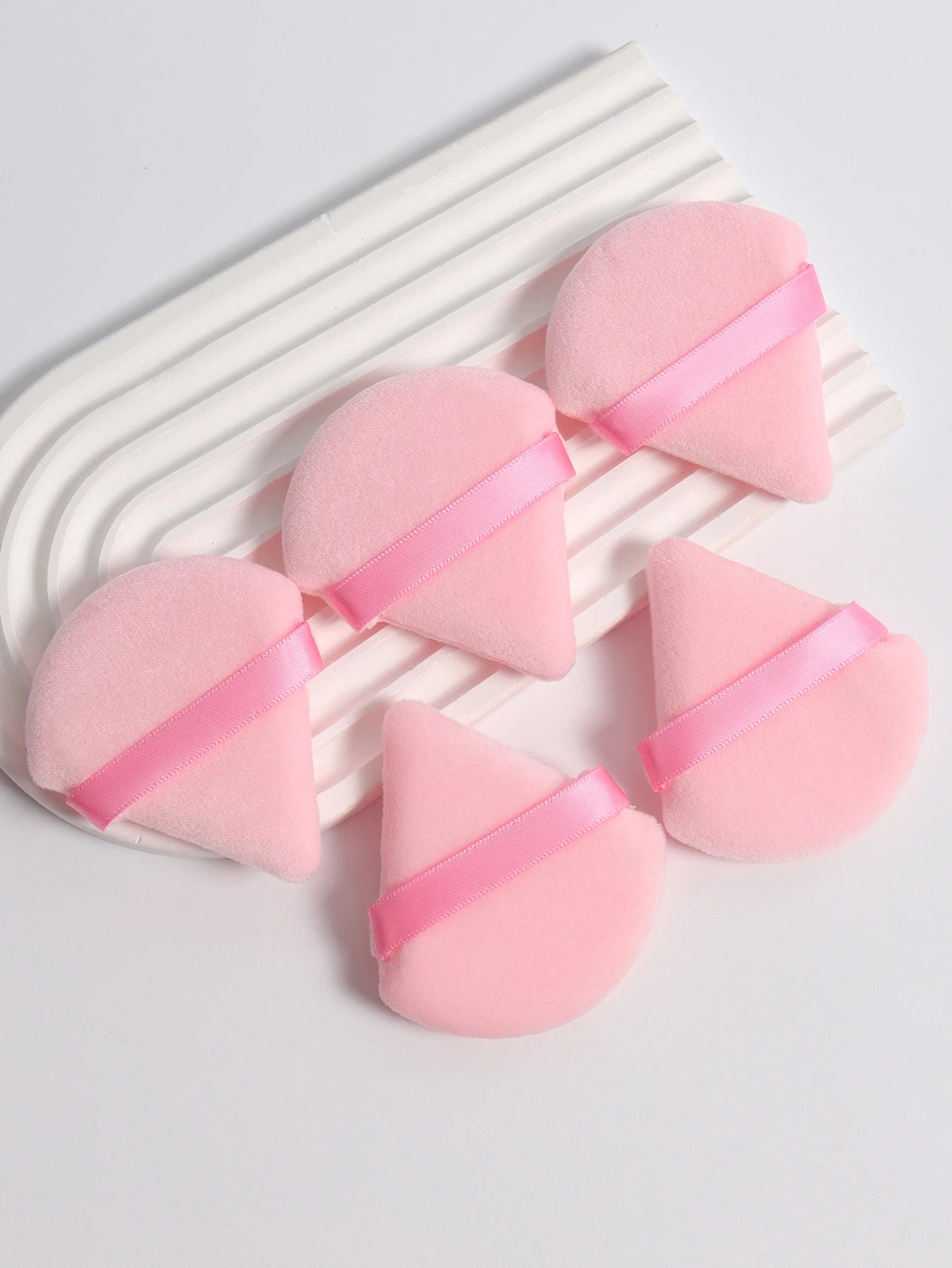 Triangular Powder Puff 20-40Pcs Is Used to Apply Loose Powder and Gently Press It onto the Face to Achieve a Setting Effect