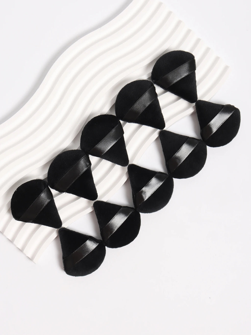 Mini Triangular Powder Puff 40-80Pcs, Apply Loose Powder by Gently Pressing It onto the Face to Achieve a Setting Effect