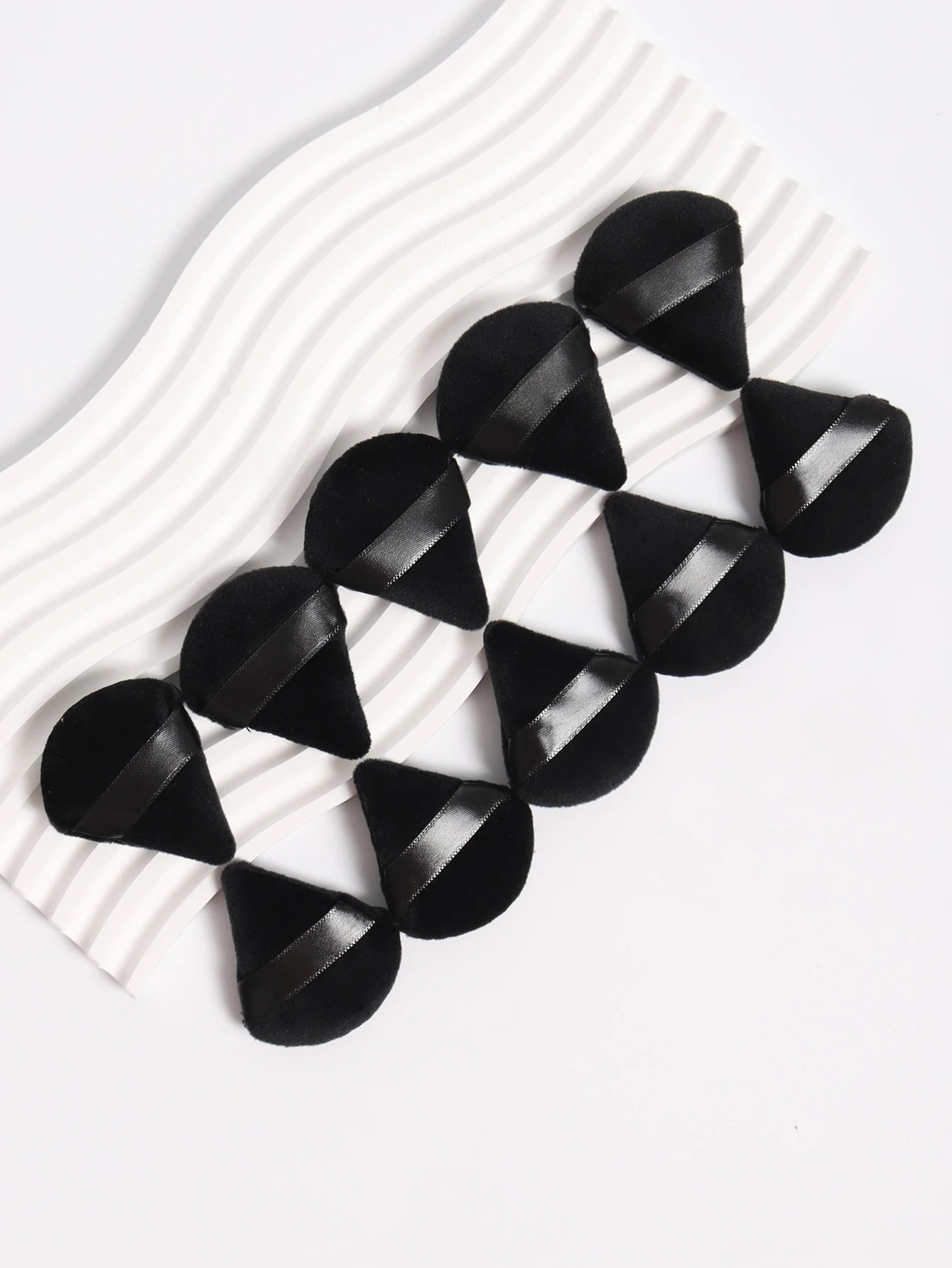 Mini Triangular Powder Puff 40-80Pcs, Apply Loose Powder by Gently Pressing It onto the Face to Achieve a Setting Effect